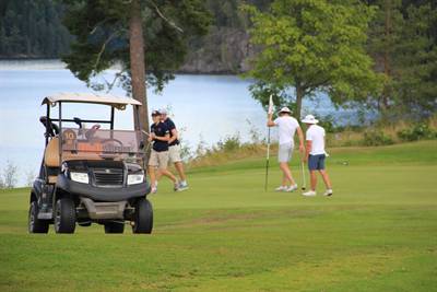 Golfbana med spelare