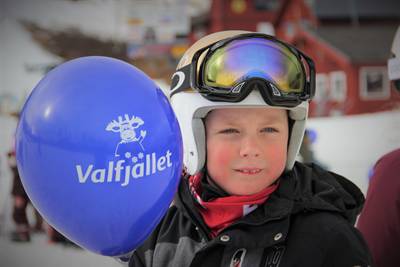 Kille i skidbacke
