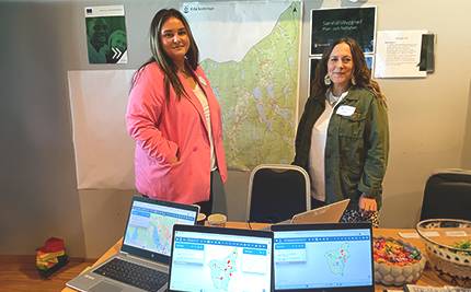 Elin Ottosson och Sofia Sundbäck med kartor över kommunen