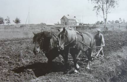 Man plöjer åker (1935) på platsen där torget i Charlottenberg nu ligger