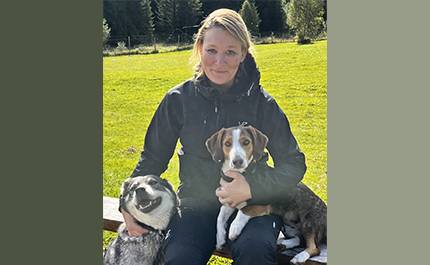 Linda Nordling med två hundar på NordLi Hundcenter