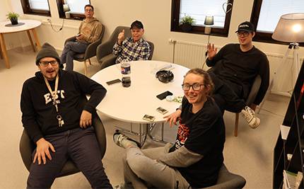 Fem personer på rast på daglig verksamhet, Klara