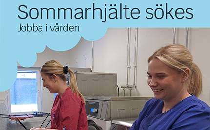 Två tjejer skrattar i tvättrummet på särskilt boende