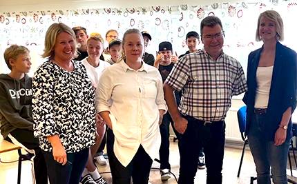 Ulrika Gramén, Jenny Wallberg, Pär Sundman och Kari Staatsen framför några killar på Hierneskolan