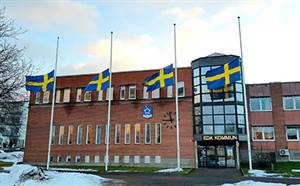 Eda kommun flaggar på halv stång