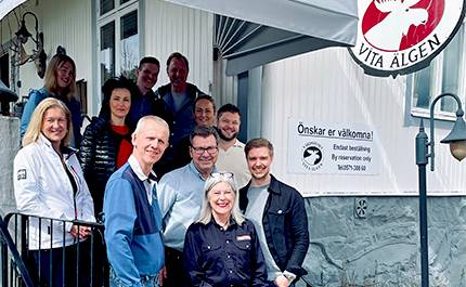 Företagare utanför Värdshuset Vita Älgen