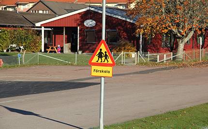 Vägskylt för förskola framför förskolan Gullvivan