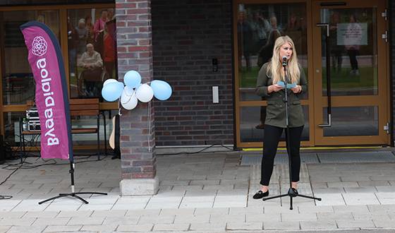 Louise Karlsson, verksamhetschef Vård och stöd talar utanför entrén till Kvarteret Violen