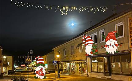 Illustrerade tomtar under julbelysning i Storgatan