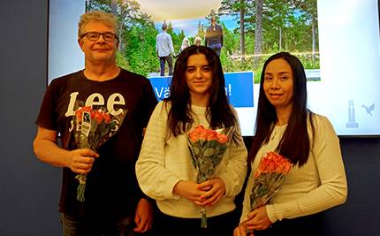 Arne Guldbrandsson, Maryam Alshaghel och Arissara Nusartsang med rosor i händerna