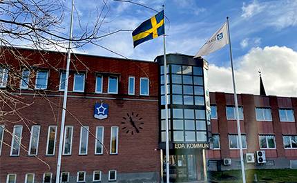 Svenska flaggan hissad framför kommunhuset
