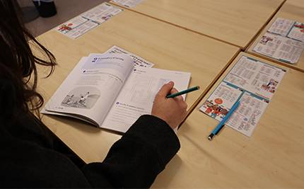 Flicka skriver i spanska-bok, Gunnarsbyskolan
