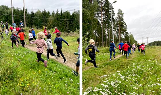 Barn springer i skogen