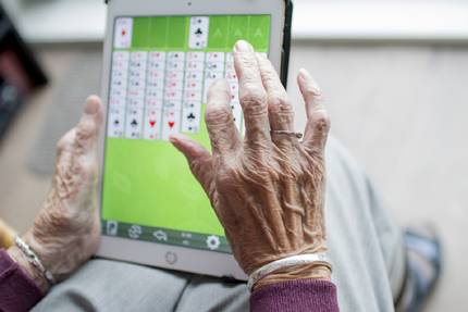 dam spelar patients på en surfplatta
