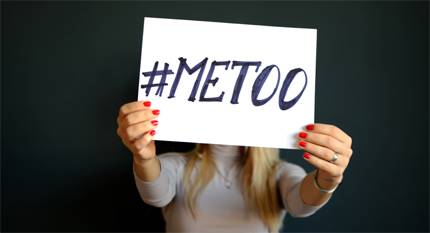 Tjej som håller i skylt med texten #metoo