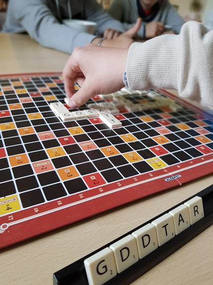 Ungdomar som spelar sällskapsspel